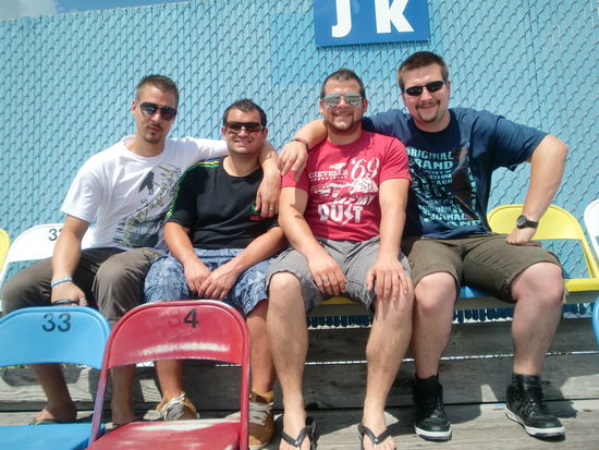 v.l.n.r. den Typ den ihr schon öfters mit irgendwas zwischen den Beinen gesehen habt - der Typ der als einzigster auf dem Bild kein, in den USA, geschopptes T-shirt an hat - der LeitWOLF - der Typ, der 2 mal hintereinander eins auf die Nase bekommen hat, das erste Mal von seinem Bodyboard, dass von einer Welle zurückgeworfen wurde und dass zweite Mal von dem Typ ganz links, bei einem Tackelangriff im Meer