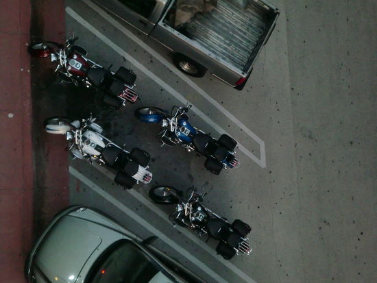 Unsere Süßen direkt unter unserem Hotelzimmer geparkt