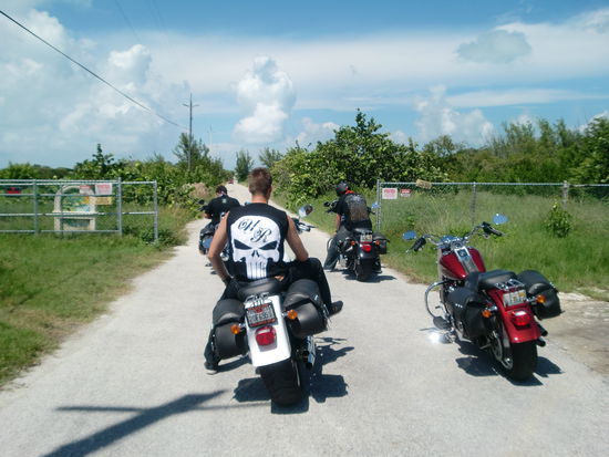 Das kannten wir schon, wir sind mal wieder vor einem private property (Privatgrundstück) gestanden. Dieses mal entschieden wir uns nicht hinein zu fahren... 