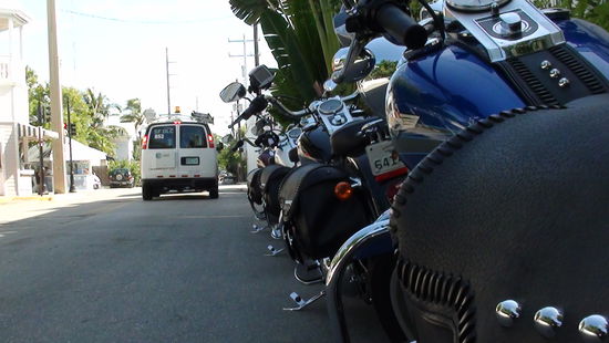 Kurz parken um die T-Shirts zu kaufen