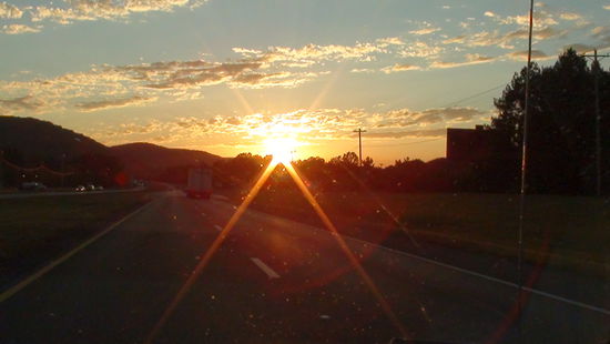Ein wunderschoener Sonnenuntergang in einer wunderschoenen Landschaft