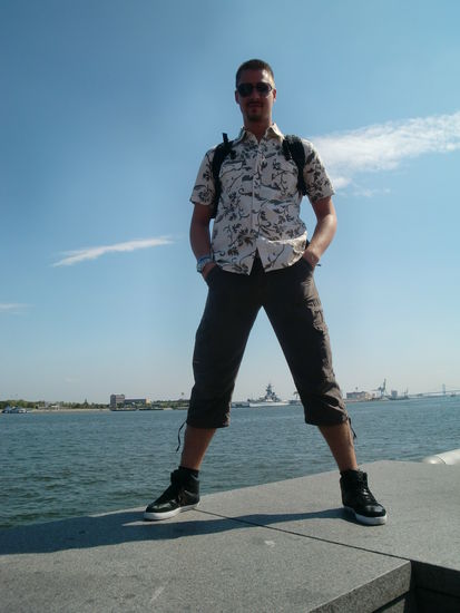 Frank mit dem Zerstörer zwischen den Beinen