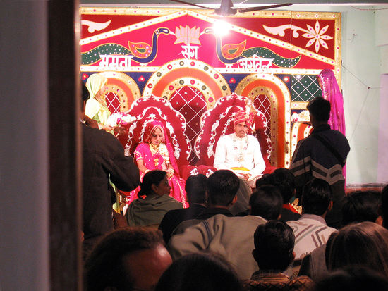 Da kann mir doch jetzt keiner erzählen, dass die Braut glücklich aussieht, oder?