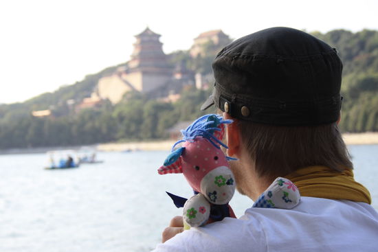 Endlich wieder vereint. Papa und Fred. Im Hintergrund der Sommerpalast.