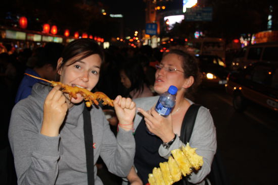 Auf zum Nacht-Markt, oder auch Futtertempel für außergewöhnliche Leckereien. Ich hatte harmlos mit Garnelen begonnen und steigerte mich mit Heuschrecke, Skorpion und Seeigel (roh).