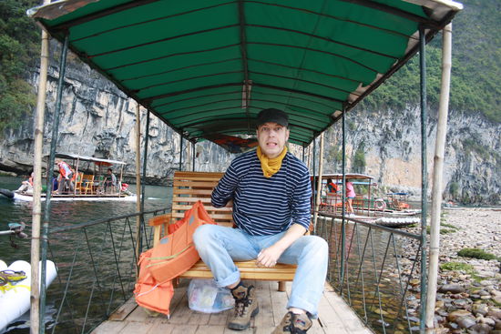 So sah das Floß aus. Und wie man im Hintergrund sieht, waren wir nicht die einzigen auf dem Fluß. Viele Bambusflöße und größere Dampfer.