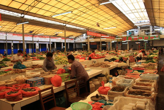 Der Bauernmarkt. Ich veröffentliche hier mal aus verschiedenen Gründen keine Tierbilder. Man soll ja meinen Bericht noch weiter verfolgen.