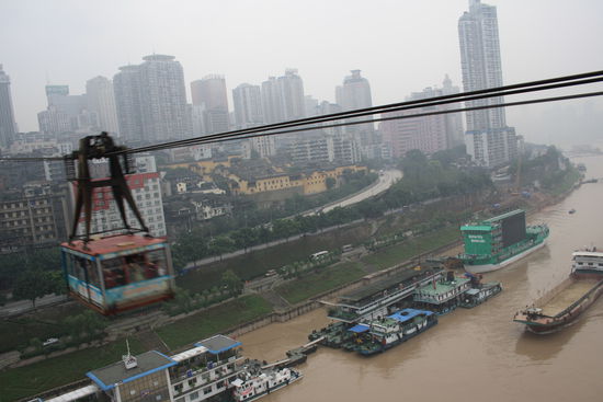 Die Seilbahn sah nicht wirklich einladend aus. Hat ein bißchen gewackelt und geknarrt, aber wir leben ja noch.