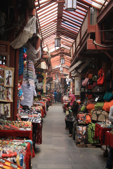 Überall enge Gassen, mit Schnick-Schnack-Läden, wo der Touri sein Geld lassen soll.