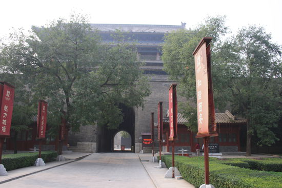 Und das ist sie 12 m hoch und 14 km lang. 4 Haupttore.