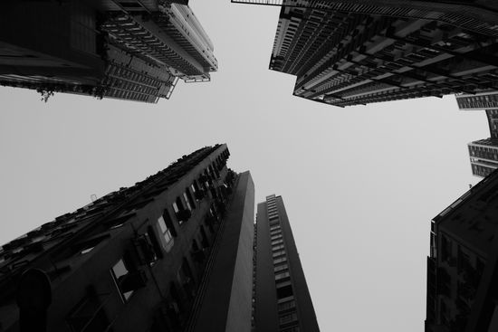 So sehen Hochhäuser von unten betrachtet aus.