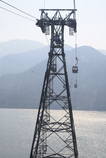 Super touristisch, aber es ist sehr lusti, wenn man sich die Gondel mit 8 weiblichen, jungen Chinesinen teilt.