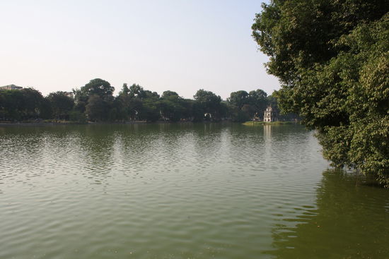 Ein kleiner See mitten im Zentrum. Hier sollen auch noch Riesenschildkröten drin leben. Die letzte  wurde 2007 gesehen. Als ich das Wasser gesehen hatte, dachte ich: Hier lebt gar nichts mehr, der See kippt gleich um.