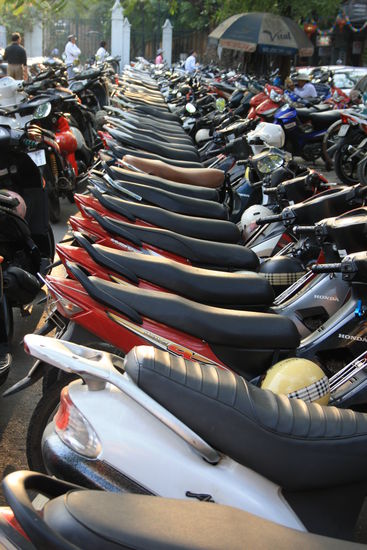 Und diese Dinger prägen, das Straßenbild.
Es gibt eine Rangornung im Straßenverkehr. Um so großer, desto besser. Fußgänger sind dem nach ganz unten.