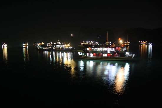 So ruhig schipperten draußen die Schiffe dahin.