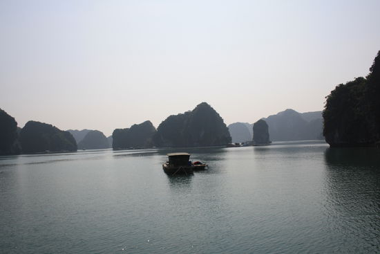 Und immer vorbei an kleinen Inselchen. Man konnte das sehr genießen, da es sehr ruhig war. Denn 75% der Leute mußten noch ihren Rausch ausschlafen.