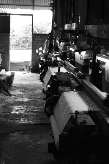 danach wird das ganze dann gleich am Webstuhl verarbeitet