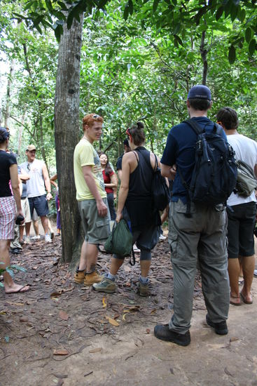 Warum da alle so rumstehen? Da war ein Loch und da durfte jeder mal rein, der wollte, wollten natürlich viele. Und deswegen hörte man auch ungefähr 30x 1,2,3 LÄCHELN!