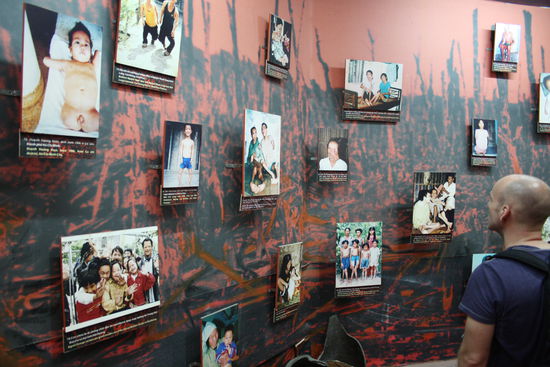 Hier werden Bilder von mißgebildeten Meschen gezeigt. Eine Folge von chemischen Waffen.