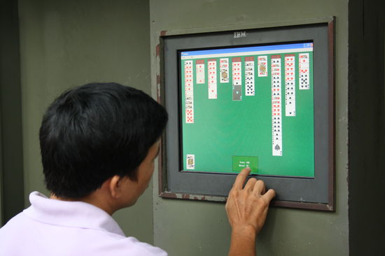 Schappschuß: Wem die Langeweile plagt kann in HCMC an verschiedenen Plätzen Spider Solitär spielen.