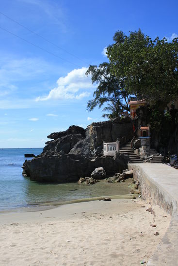 Eine kleine Insel mit einem Tempel, direkt am Meer.