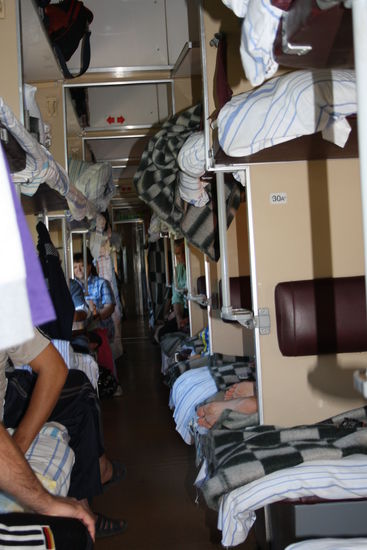 rechts und links, oben und unten, überall Betten