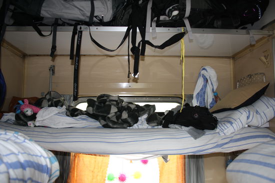 oben:Gruppenkuscheln der Rucksäcke und andere Taschen.
mitte: meine Sardinenbüchse
unten: Nadines Sardinenbüchse