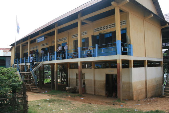 Die Schule von außen. Dieses und ein weiteres Gebäude ist für 700 Schüler.