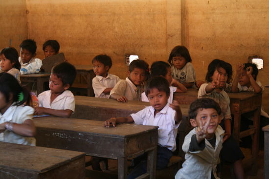 Der triste Klassenraum der 1. Klasse ist im Erdgeschoß und ist zur Regenzeit überschwemmt. Im Durchschnitt besuchen 40 - 50 Schüler eine Klasse.