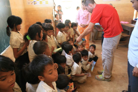 Wir verteilen Hefte und Stifte, die wir zuvor gekauft haben.