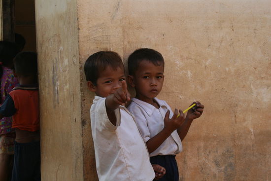 Wer diese Schule unterstützen möchte, kann sich an folgende Adressen wenden.
Anschrift der Schule:
Dey Krahom village
Kom Pong Pluk Commune
Bakong District Siem Reap
Cambodia
Emailadresse des Lehrers:
boychonn@yahoo.com