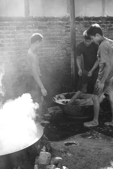 Im Ort gibt es viele Weberein. Hier werden gerade Stoffe eingefärbt. Sie gaben sich Mühe uns in Zeichensprache zu erklären, warum sie was machen.