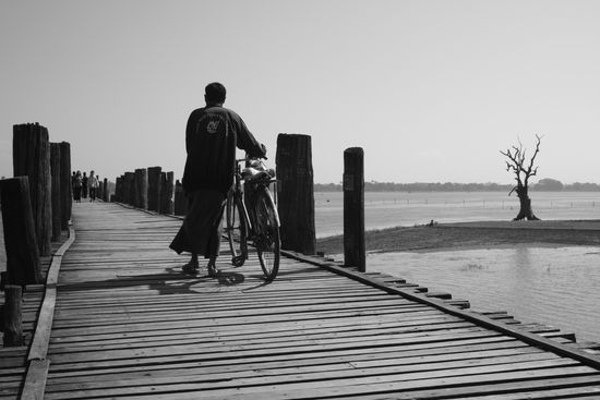Auf der Brücke. Sie besteht fast ausschließlich aus Tikholz und ist die längste ihrer Art. Während der Regenzeit steht sie manchmal komplett unter Wasser.
