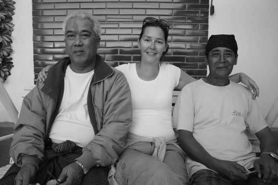 Endlich zurück!
Mr. Maw unser Fahrer empfing uns schon mit Getränken, Ich ( in Farbe seh ich ganz schön fertig aus, und unser Trekking-Guide.