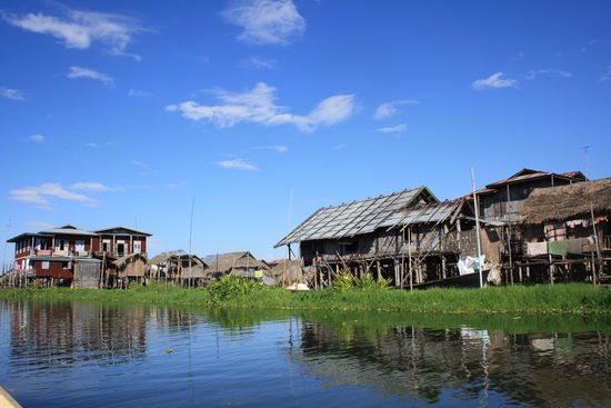 Ein schwimmendes Dorf, für das andere Dorf hatte leider der Akku der Kamera nicht mehr gereicht.