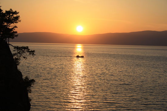 Ein total kitschiger Sonnenuntergang, oder? Und dann schippert auch noch das Boot da rum. Wie in einem schmalzigen Liebesfilm. 
Ach wie war das schön.