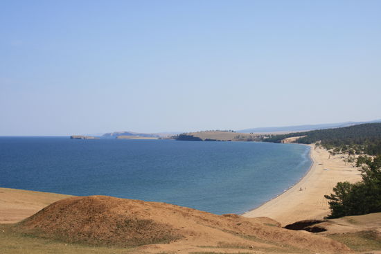 Ein riesiger Sandstrand, fast für mich allein. Hier geht man auch noch baden, obwohl der See nur ca. 12°C hat. Ich hatte kurz überlegt, aber ich will fit bleiben für die Mongolei.