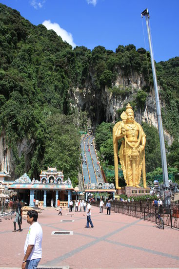 272 Stufen hinauf zu den Höhlen.  Wenn das hinuistische Thaipusam-Fest gefeiert wird, findet man hier keinen Platz mehr zu stehen.