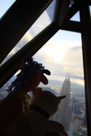Rasta Bob und Grande Merguez, im Hintergrund die Petronas-Towers.