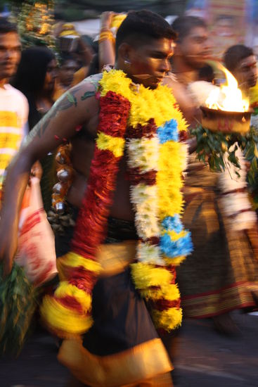 Schmuckvoll mit Blumenkränzen.