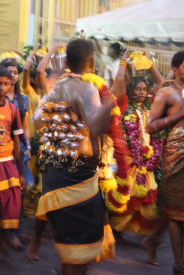Haken mit Glocken sind an seinem Rücken.