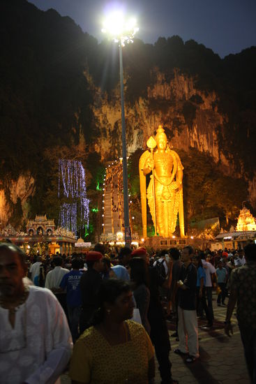 Eine 43 Meter hohe Statue steht am Fuße der Treppen, die zu den Höhlen führt. Ziel der beschwerlichen Pilgerreise. Starpunkt ist ein Tempel im Zentrum von Kuala Lumpur.