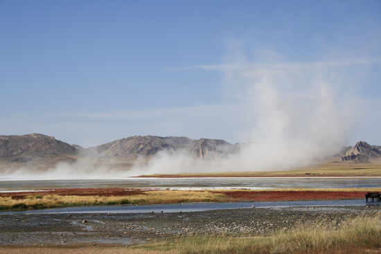 Hier waren wir am Salzsee, das trockene Salz wird schön aufgewirbelt.