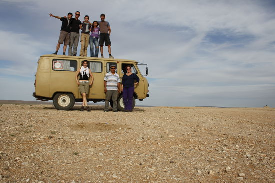 So, da sind wir alle. 
Fr, Julien, Farina, Zaya (Guide), Jakob, Ich, O (Fahrer und Minibusbesitzer), Nadine