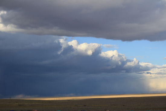 Da zog ein bißchen Regen und Sandsturm auf. Aber Duschen war schön, auch wenn der Wasserdruck nicht so berauschend war.