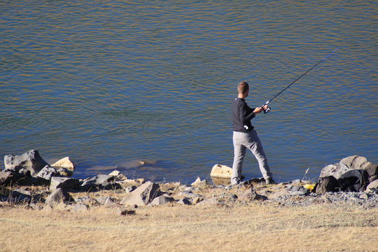 Julien, unser Held und Ernährer hatte für`s Essen gesorgt. Ganze 6 Fische, und das als Anfänger. Hobby-Angler hätten gelacht, wenn sie seine Angel gesehen hätten.