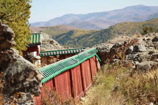 Zwischenstop um zu einer Tempelanlage zu wandern. WWieder zurück am vereinbarten Treffpunkt, fehlte unser Auto und Fahrer. Hat uns Zaya falsch geführt? Sie hatte ihn dann doch finden können.