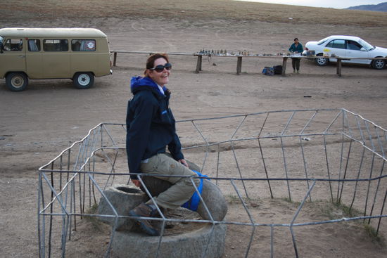 Das soll ein Penis darstellen, wo ich drauf sitze. Das schalenähnliche Ding eine Vagina. Die Frauen, mit Kinderwunsch setzen sich drauf und beten. Das beten hab ich mir noch verkniffen.