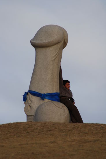 Was soll ich dazu sagen. Ich habe mir vorgestellt das steht irgendwo in Deutschland. Schloß Neuschwanstein weg, Riesenpenis hin. Würde wohl nicht funktionieren. Hier in der Mongolei ganz normal.