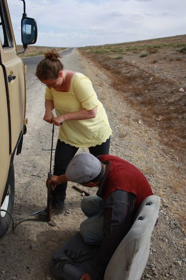 Wir sind es ja schon gewohnt. Platten, der 3. 
Blöd nur das unsere ganzen Jungs uns verlassen haben. Pumpen per Hand ist anstrengend. Nadine hat alles gegeben und wir konnte weiter fahren.